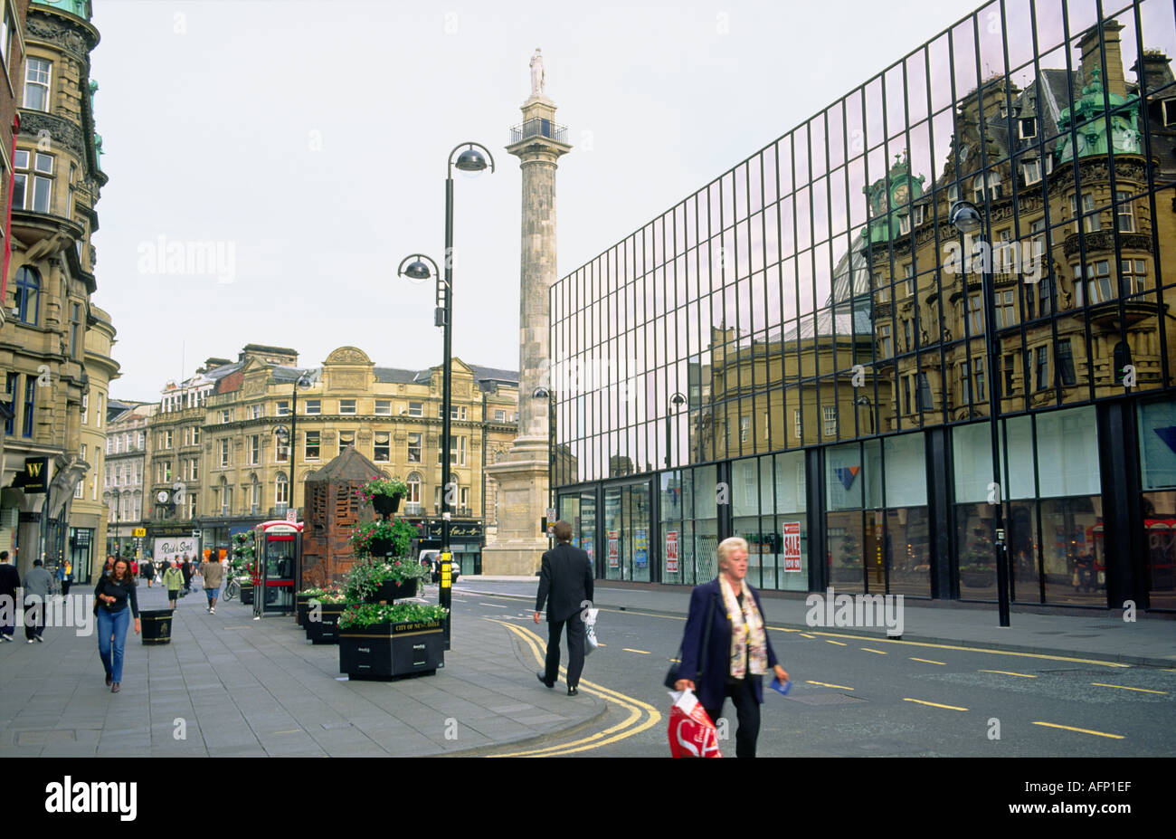 Le centre-ville de Newcastle Upon Tyne, Angleterre, Tyneside. Blackett St. montrant le centre commercial Eldon Square et Monument gris. Banque D'Images