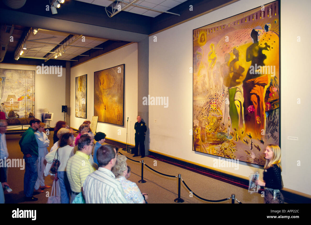 Musée de Salvador Dali à Saint-Pétersbourg, en Floride, aux États-Unis. Jeune femme parlant à guider les visiteurs Banque D'Images