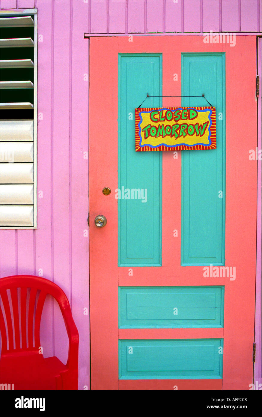 USA l'île de Culebra Puerto Rico Caraïbes porte colorée et chaise avec panneau fermé demain sur la rue main Banque D'Images