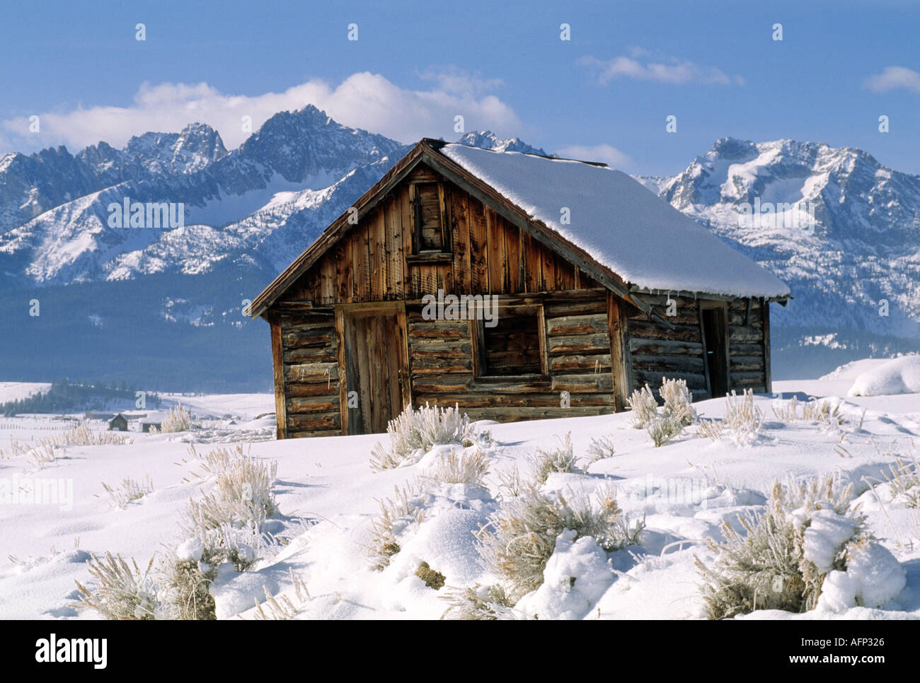 Stanley Idaho USA winter scene de trappeurs rustique cabane en dents de scie avec des montagnes en arrière-plan Banque D'Images