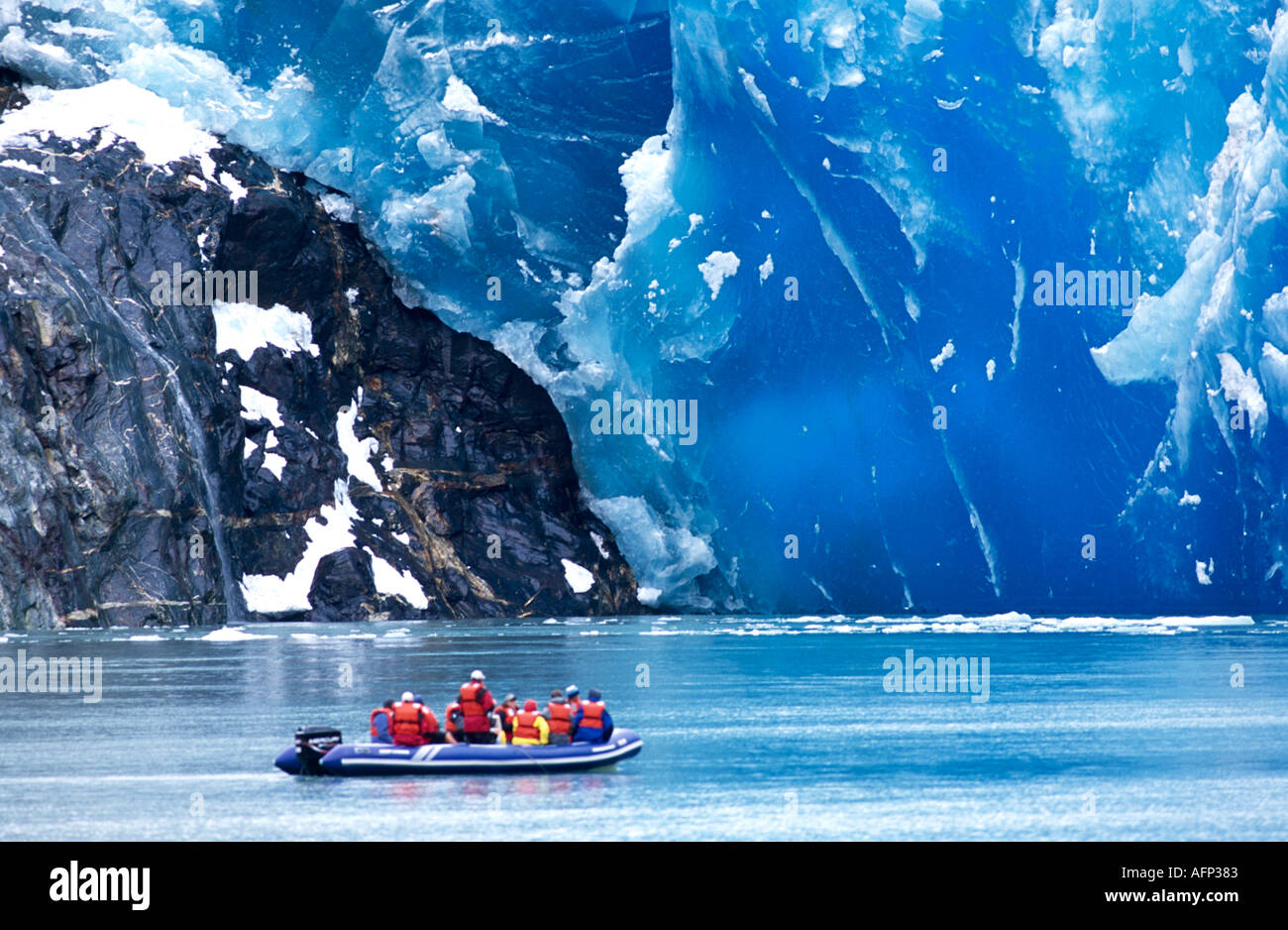 USA Alaska personnes dans zodiac observant Sawyer Glacier Tracie Arm dans le Sud-Est de l'Alaska Banque D'Images