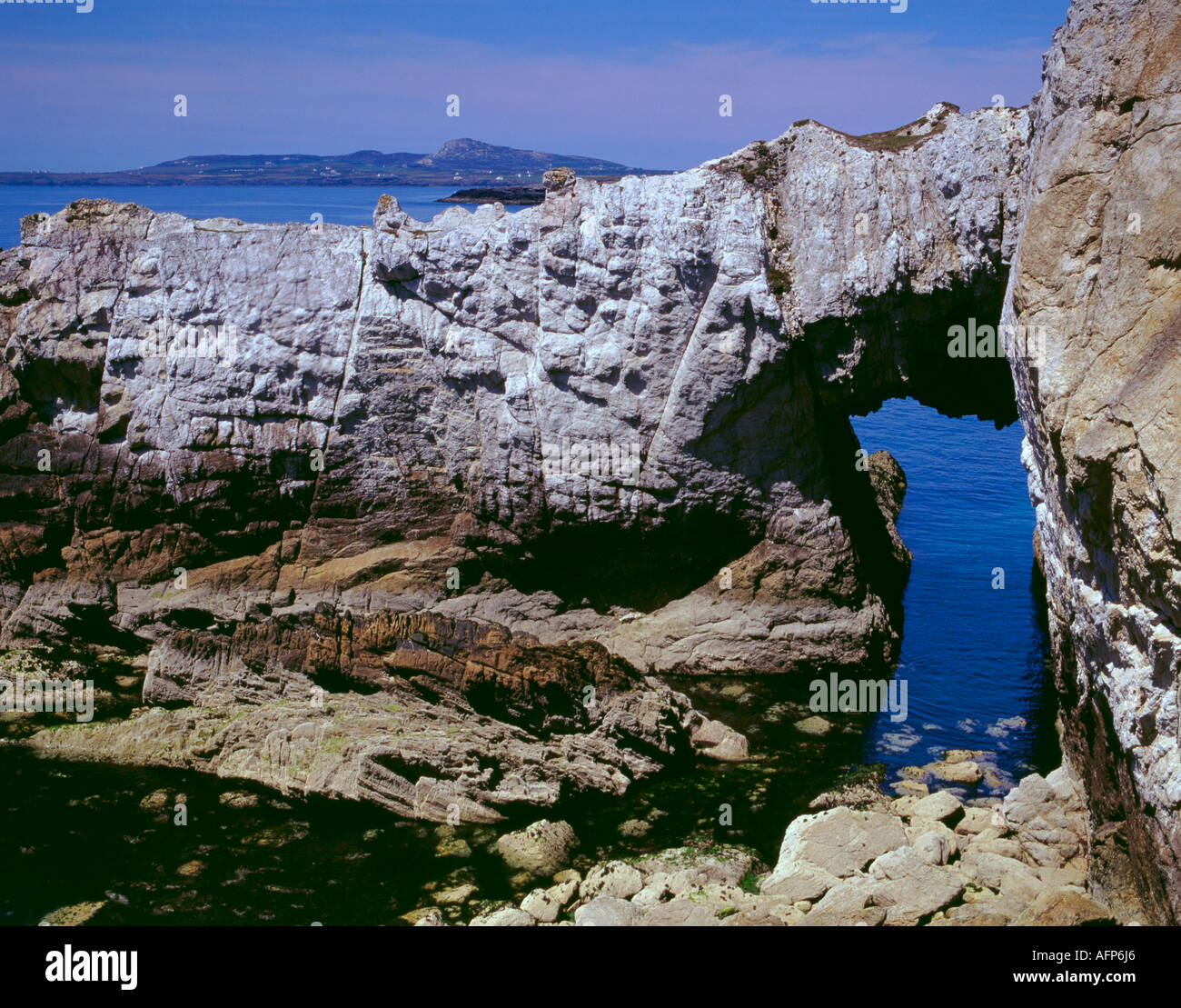 Arche de roche naturelle, Bwa Gwyn, ou arche blanche, Rhoscolyn, Anglesey, au nord du Pays de Galles, Royaume-Uni. Banque D'Images