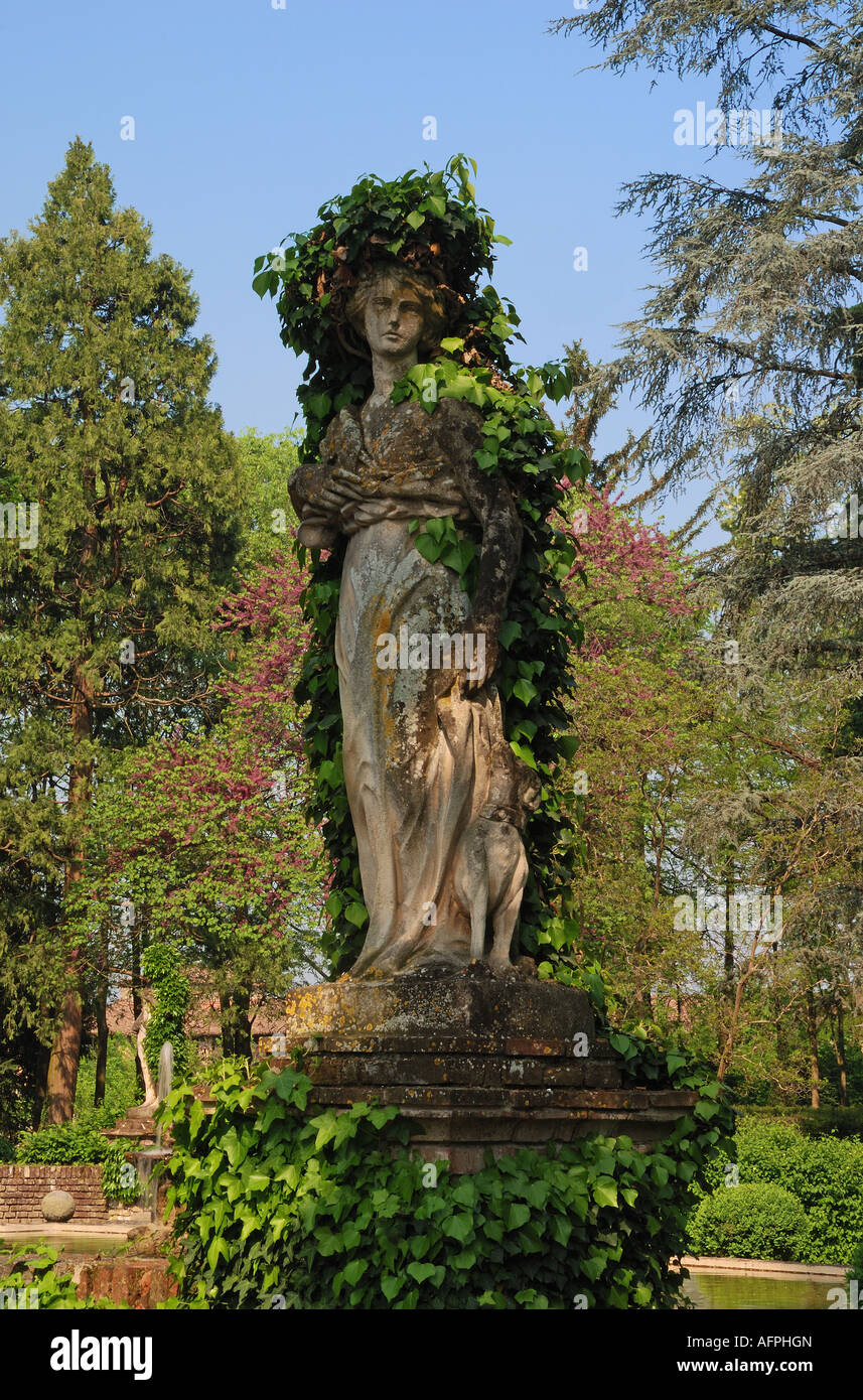 Une statue couverte de lierre dans un jardin italien classique Photo Stock  - Alamy