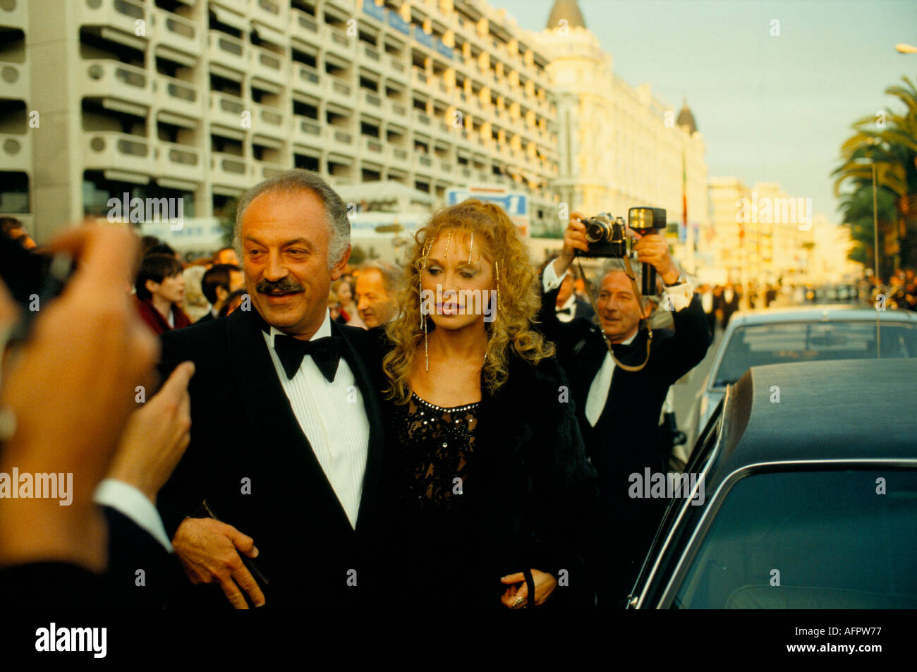 Jacques Medecin ancien maire de Nice-Sud de la France, arrivant pour un premier ministre au festival du film de Cannes entouré par la presse.1980 années 1980 HOMER SYKES Banque D'Images