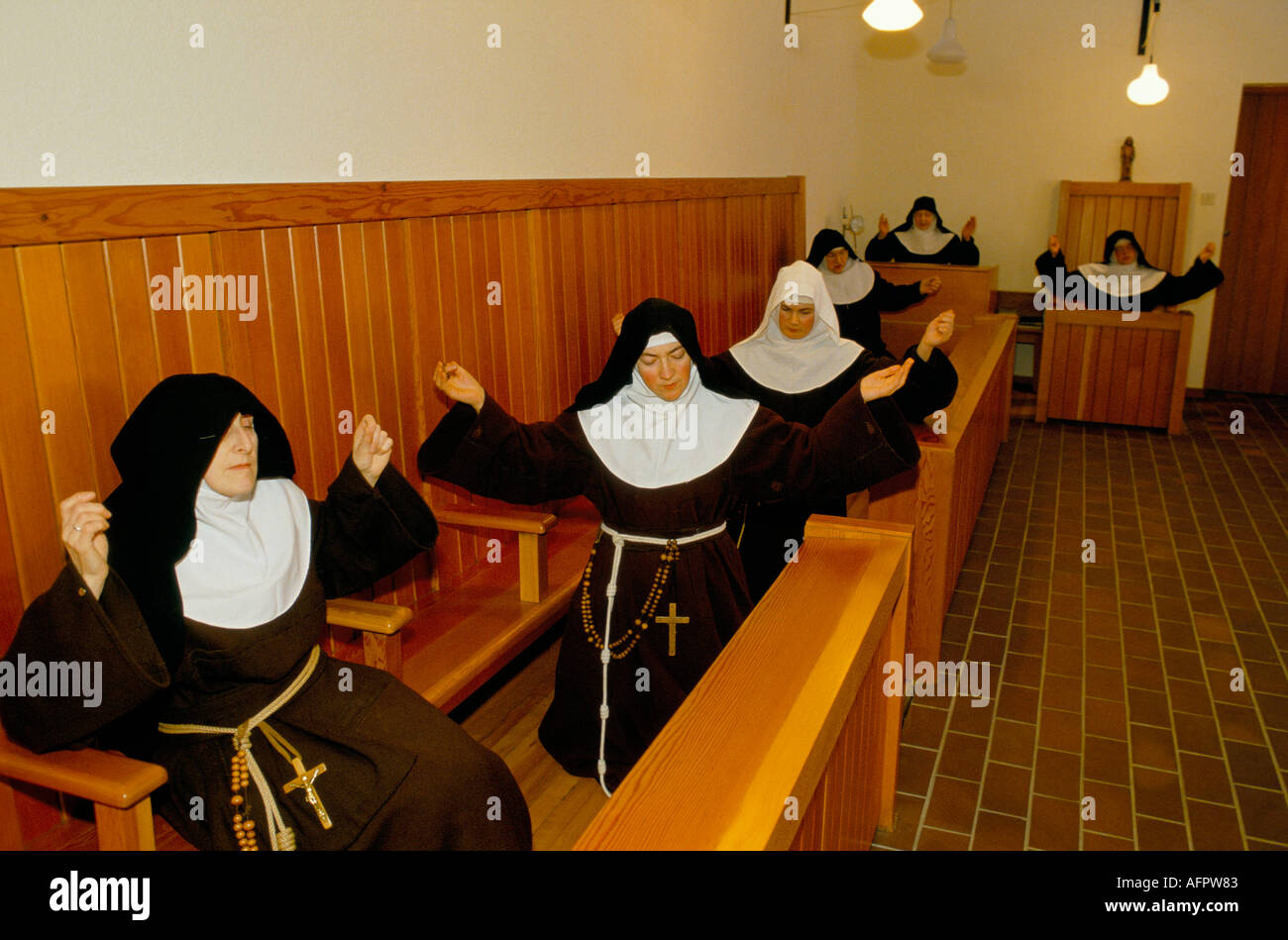 Nuns UK Roman Catholic Closed Order, Poor Clares beaucoup Birch, Hertfordshire. Les jeunes s'agenouillent les personnes âgées assis pendant les Vespers 1989 années 1980 HOMER SYKES Banque D'Images