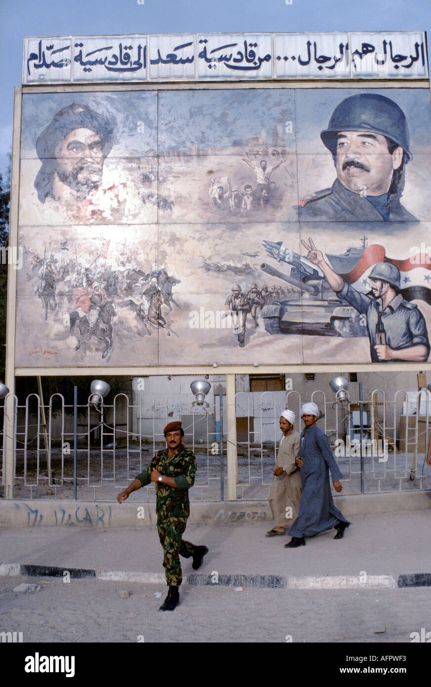 Portrait de Saddam Hussein sur la place de la liberté Bagdad Irak, il porte l'uniforme militaire des années 1984 1980 HOMER SYKES Banque D'Images