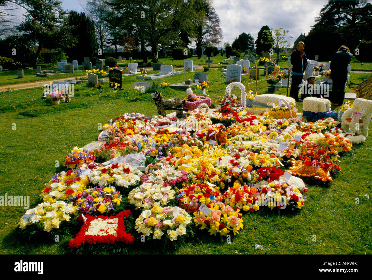 Gitan grave Tsiganes traditionnel cheval et chariot. Couronnes, nombreux hommages floraux. Fossoyeur et deux membres de la famille discutent. Hampshire Angleterre Banque D'Images