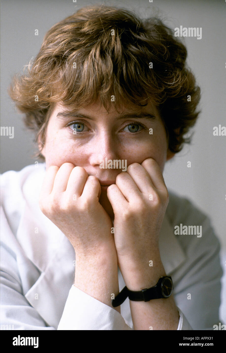 Le Dr Maura Stafford sous stress de longues heures souvent 80 heures 1980 Hôpital Royal United Baignoire Somerset Hôpital 1988 HOMER SYKES Banque D'Images