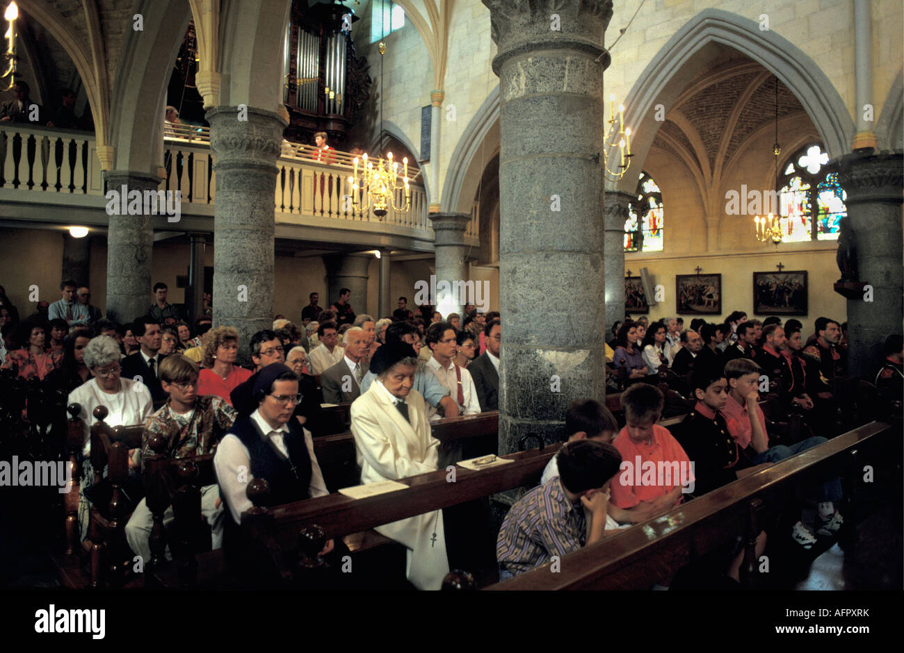 Noorbeek Pays-bas personnes priant dans l'église catholique Banque D'Images