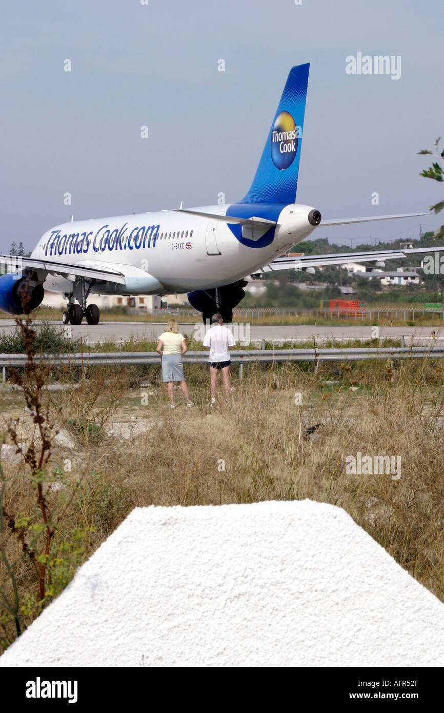 Regarder les touristes sur l'avion de décoller de l'aéroport de Skiathos trop près pour la sécurité Banque D'Images