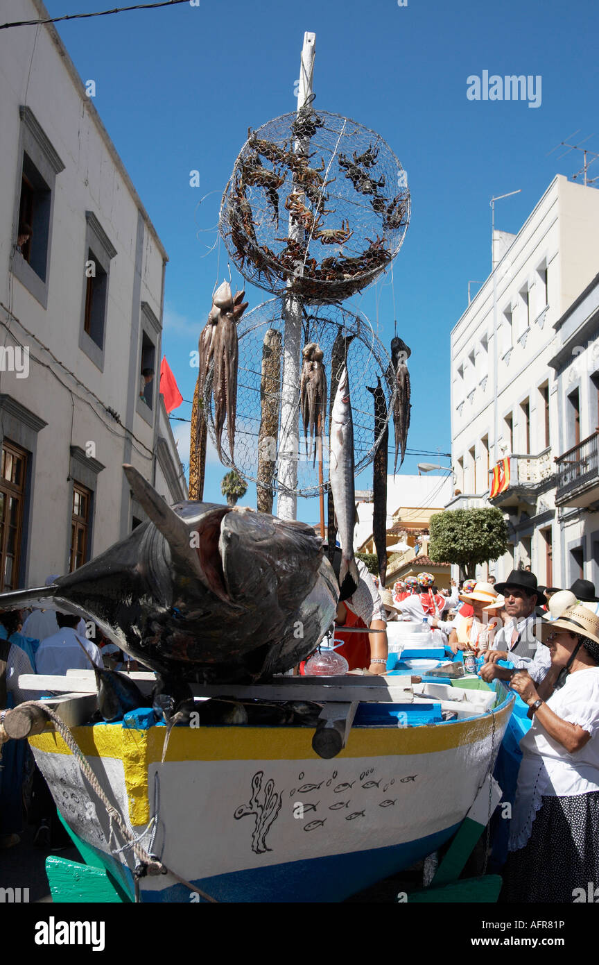 Bateau de pêche de Mogan avec Blue Marlin, le calmar et vivent les crabes, Fiesta del Pino 2007, Teror, Gran Canaria, Îles Canaries, Espagne Banque D'Images