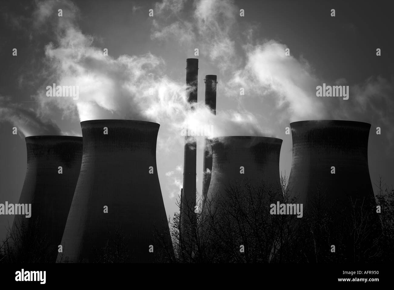 La vapeur de la centrale au charbon de dioxyde de carbone CO2 pollution générateur d'électricité pylône de carburant brûlent des combustibles national grid ac dc coo Banque D'Images