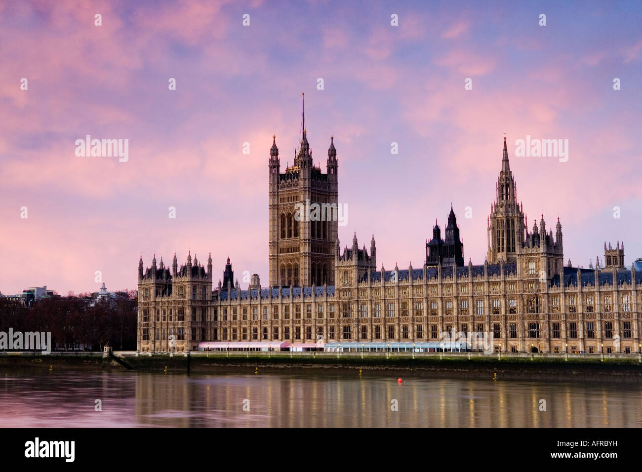 Vue sur la rivière Thames vers les Maisons du Parlement et la Tour Victoria au lever du soleil, London, UK Banque D'Images