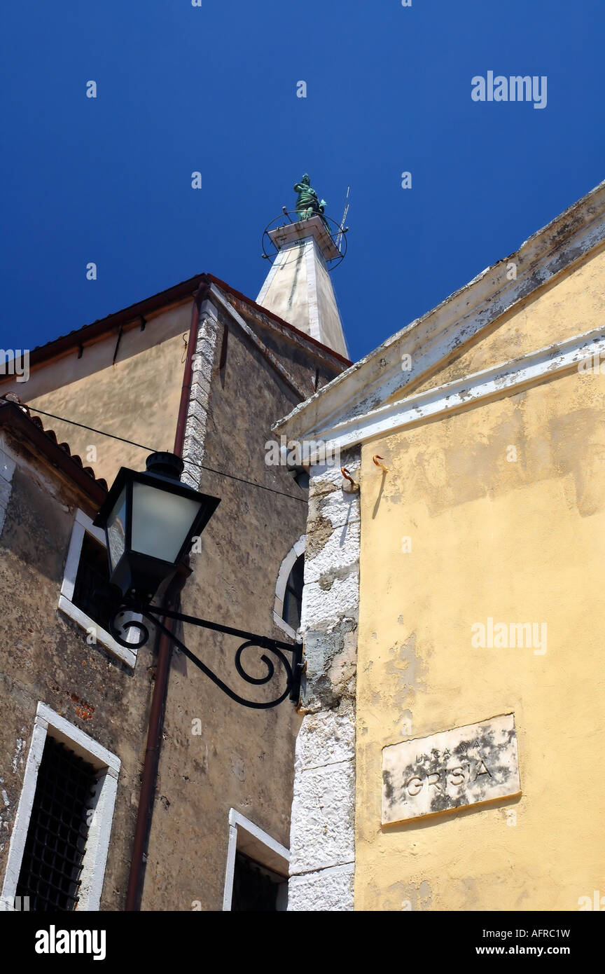 Saint contemple Euphemia de son clocher dans la célèbre rue Ulica Grisia art de Rovinj Istrie Croatie Banque D'Images