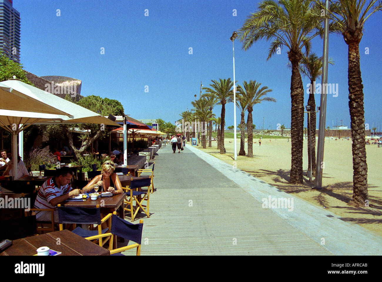 La plage à pied de Playa de la Barceloneta Beach dans le centre de Barcelone, Espagne. Banque D'Images
