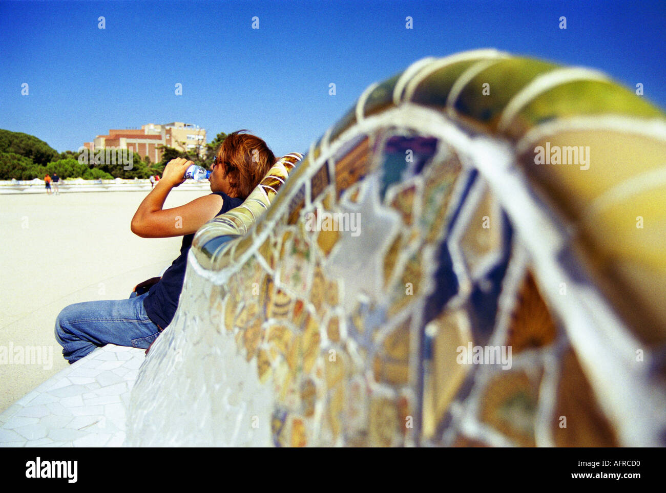 Sur un banc de repos touristiques à Antoni Gaudís parc paysage Parc Güell à Barcelone, Espagne Banque D'Images