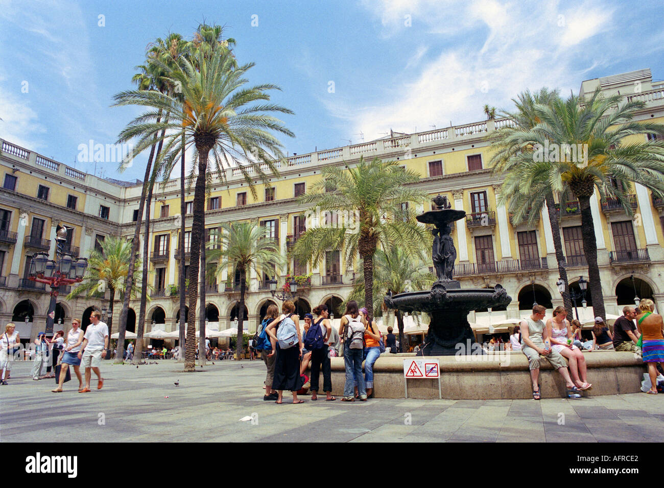 Les gens se détendre sur la Placa Reial dans le Barri Gòtic, Barcelone, Espagne. Banque D'Images