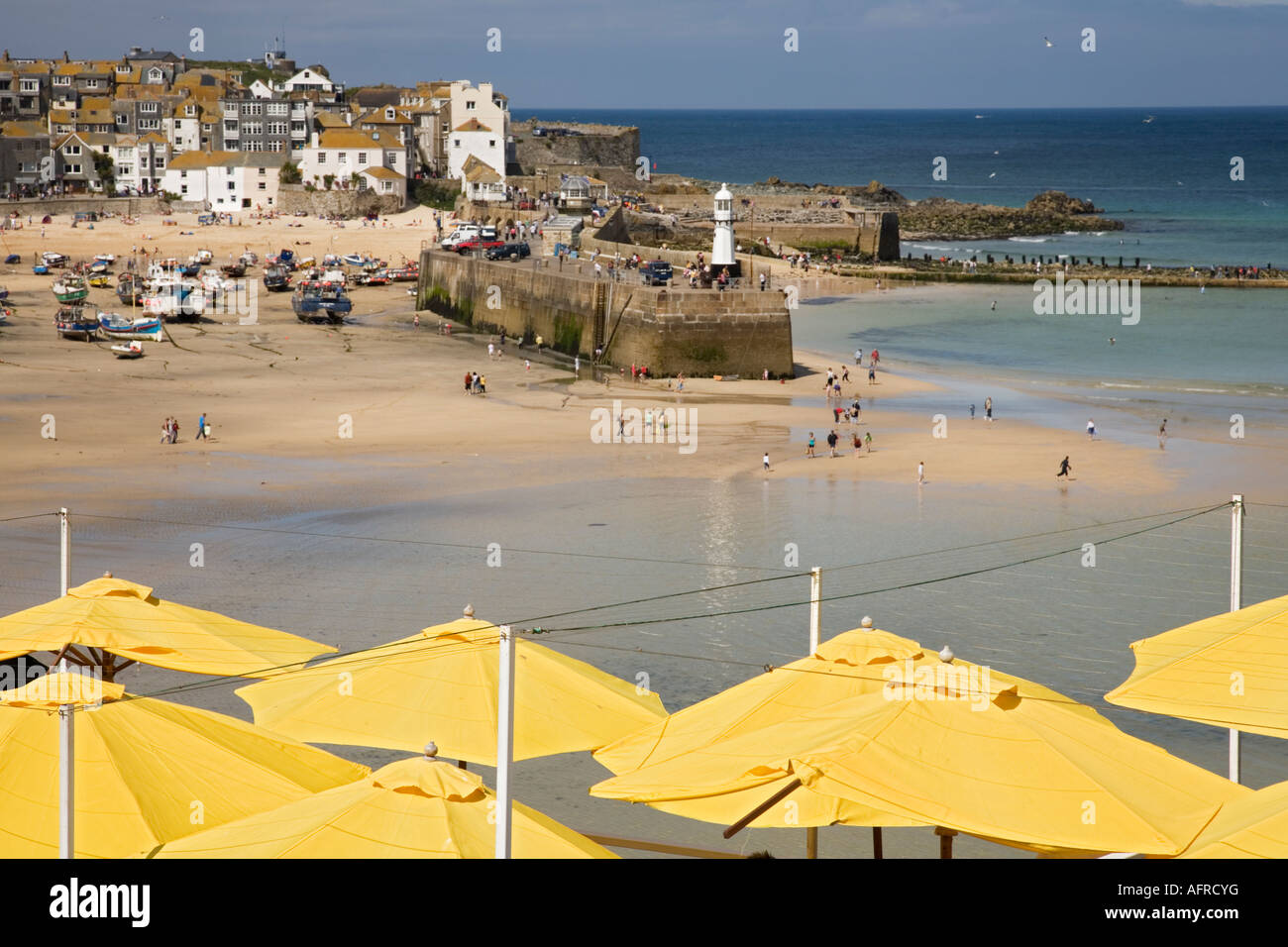 Les gens sur la plage à St Ives, Cornwall, England, UK Banque D'Images
