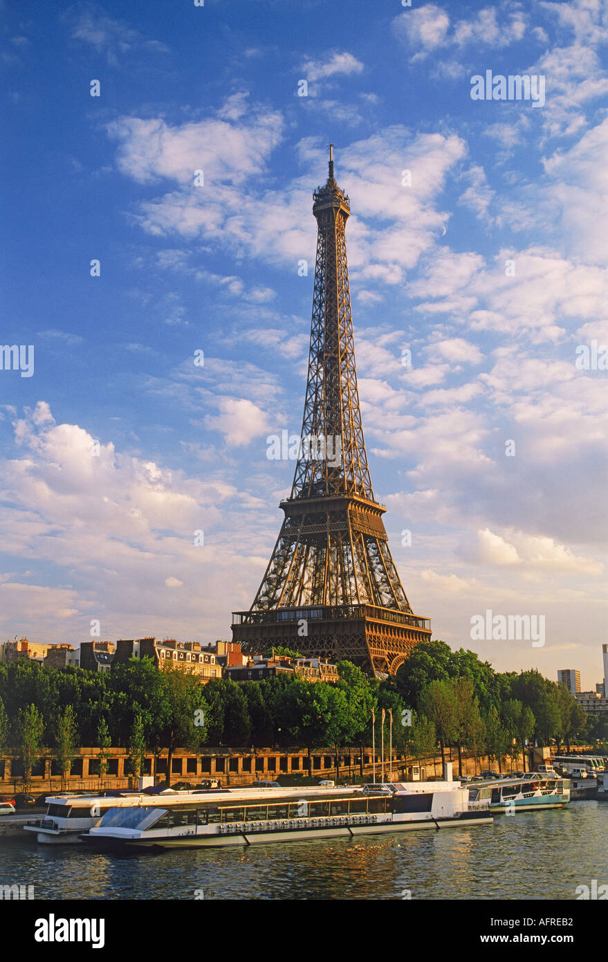 Tour Eiffel sur Seine au coucher du soleil Banque D'Images