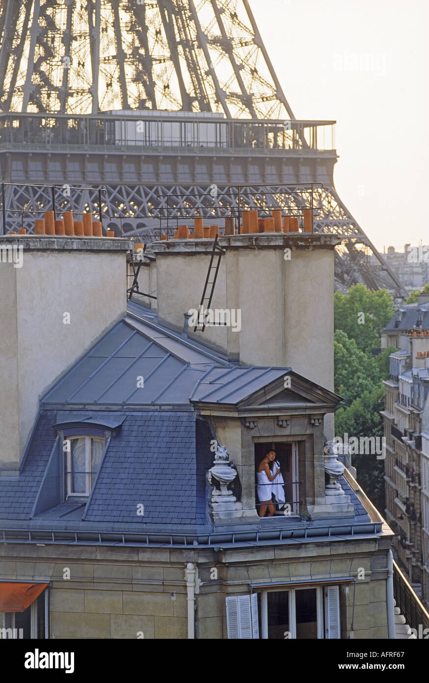 Les femmes de Paris Tour Eiffel Appartement ci-dessous cheveux séchage après la douche Banque D'Images