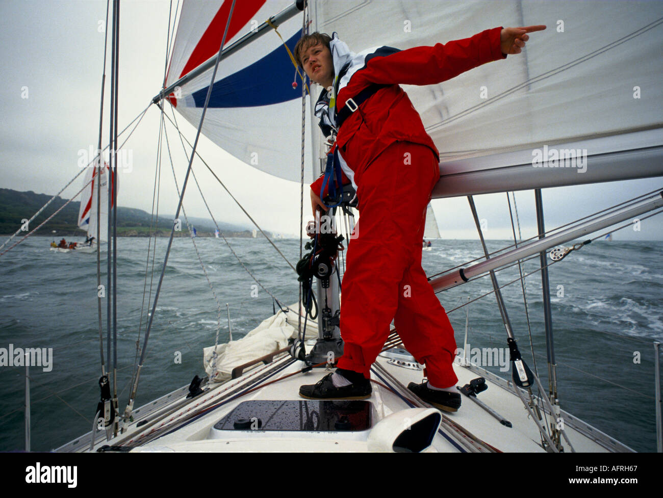 Crewing Racing Yacht UK dans la course Round the Island Course l'île de Wight Royaume-Uni années 1980 HOMER SYKES Banque D'Images