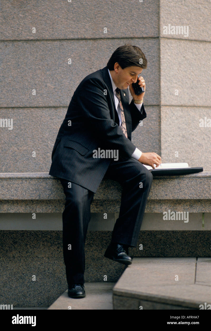 L'homme faisant affaires sur son téléphone mobile. Ville de Londres en Angleterre. Circa 1995 1990 UK HOMER SYKES Banque D'Images