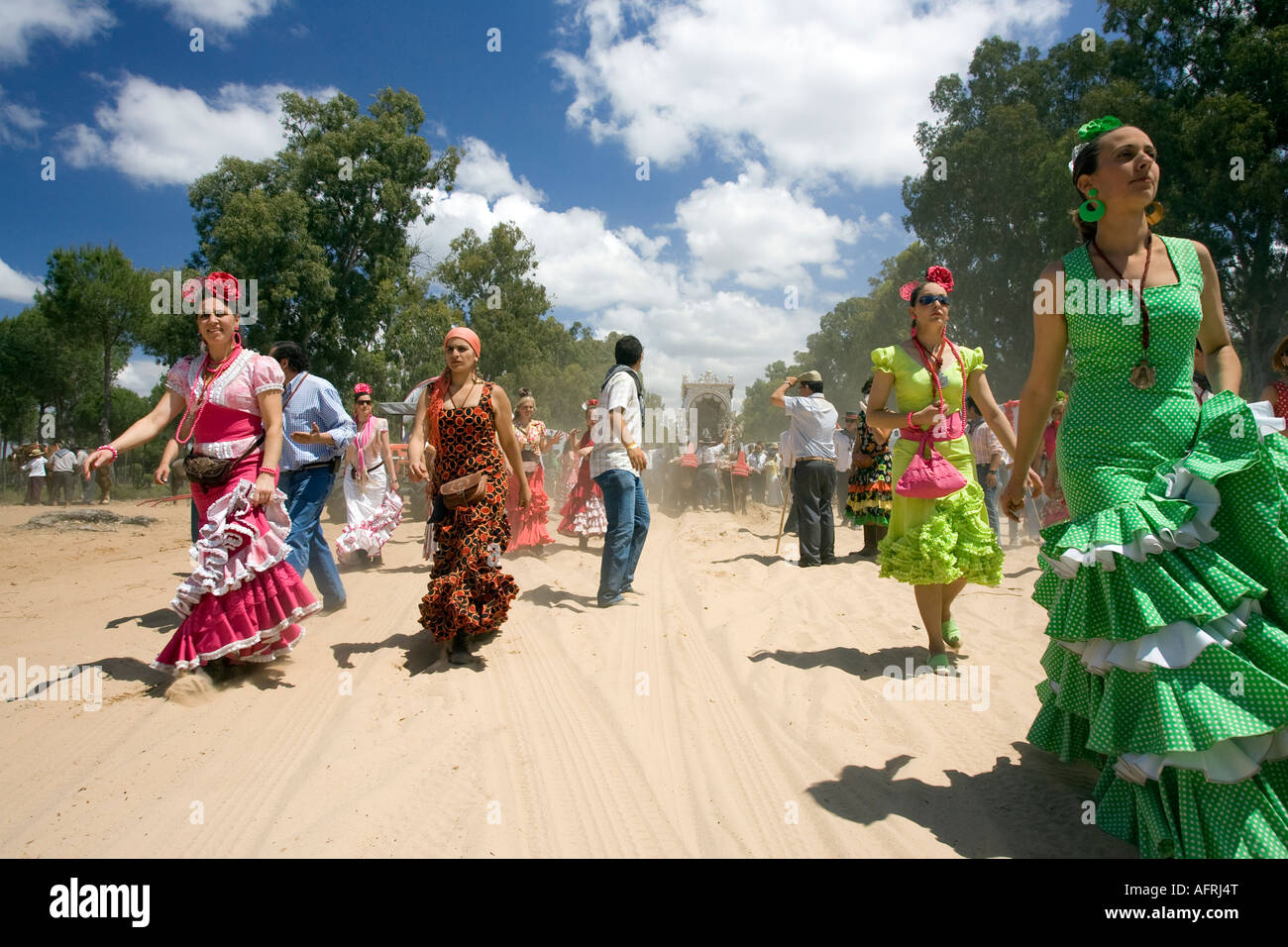 Les femmes avec la robe traditionnelle balade à El Rocio Banque D'Images