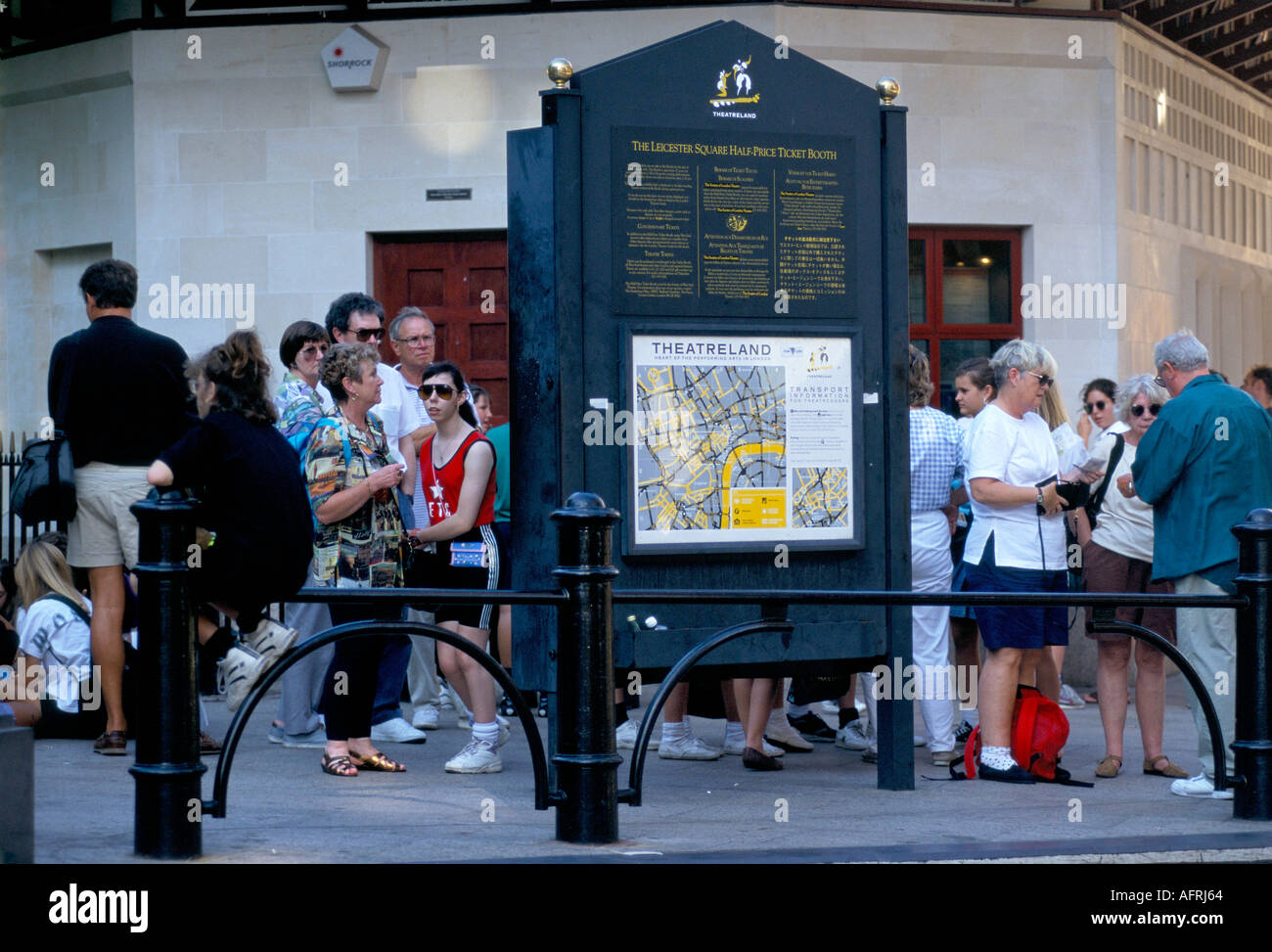 Les touristes du West End cherchent à acheter des billets de théâtre de Londres à moitié prix au guichet de revente de billets de Leicester Square.1990S 1994 ROYAUME-UNI HOMER SYKES Banque D'Images