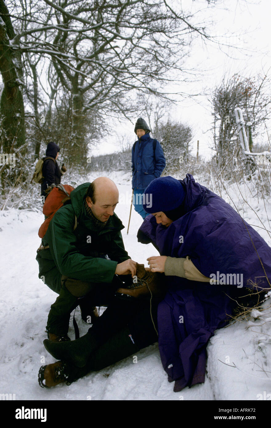 Ramblers Association UK Countryside Womannew bottes inconfortables. Merstham, Surrey, Angleterre janvier 1991 1990s UK HOMER SYKES Banque D'Images Ramblers Association UK Countryside Womannew bottes inconfortables. Merstham, Surrey, Angleterre janvier 1991 1990s UK HOMER SYKES Banque D'Images