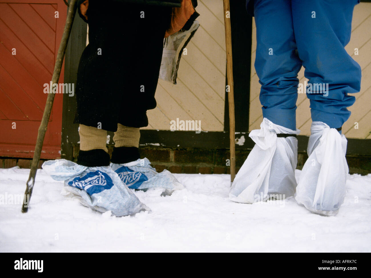 Sacs en plastique utilisés pour garder l'humidité et la neige loin des bottes de marche. Ramblers non préparés pour les conditions de marche hivernale Merstham, Surrey 1990s Royaume-Uni. Janvier 1991 Banque D'Images Sacs en plastique utilisés pour garder l'humidité et la neige loin des bottes de marche. Ramblers non préparés pour les conditions de marche hivernale Merstham, Surrey 1990s Royaume-Uni. Janvier 1991 Banque D'Images
