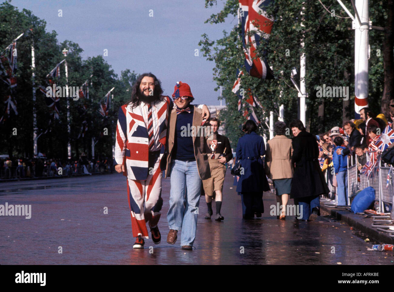 Jubilé de l'argent 1977 Reine Elizabeth II du Royaume-Uni célébrations pour la Reine Jubilé années 1970 le Mall tôt le matin homme portant le syndicat Jack Vêtements HOMER SYKES Banque D'Images