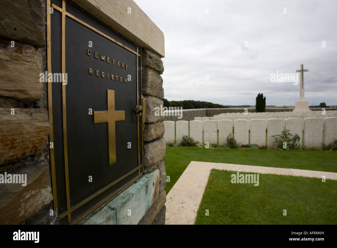 Queens (Cimetière militaire WW1) Pas de Calais France montrant l'habitude de s'inscrire à l'entrée du cimetière Banque D'Images