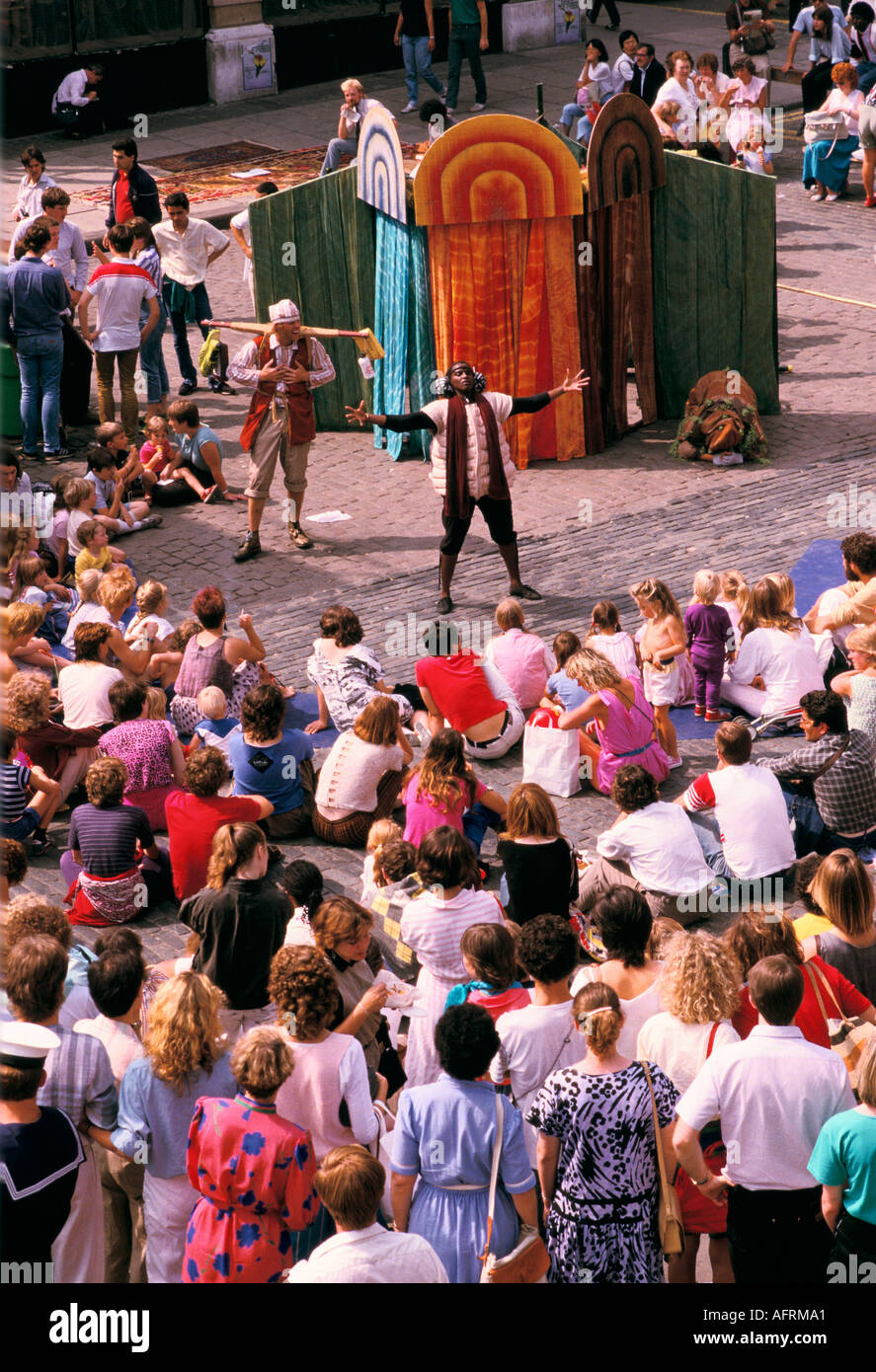 Covent Garden Londres 1990 Royaume-Uni. Spectacle de rue en spectacle sur la piazza été foules de touristes années 90 HOMER SYKES Banque D'Images