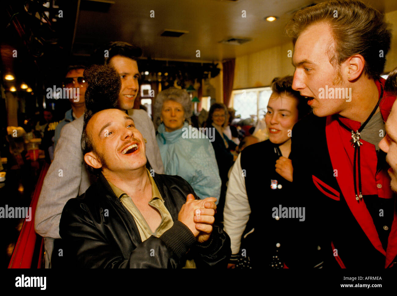 Rockabilly jeune sous-culture Londres Tottenham court Road London Pub Fans d'Elvis Presley avec look Teddy Boy. ANNÉES 1990 ROYAUME-UNI HOMER SYKES Banque D'Images