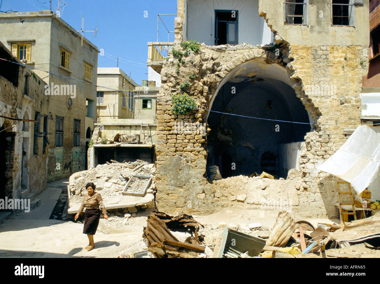 Tyr Sud Liban 1980. Une bombe israélienne a endommagé le bâtiment du centre-ville. Liban Sud, guerres du Moyen-Orient années 1980 HOMER SYKES Banque D'Images
