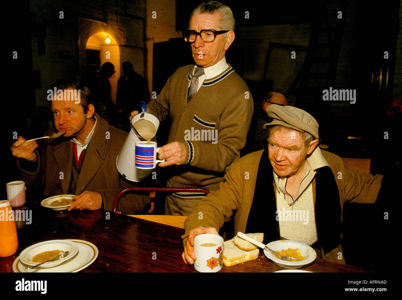 Soup Kitchen géré par les Missionnaires de la Charité. Kilburn North London homme âgé aidant. ANNÉES 1989 1980 ROYAUME-UNI HOMER SYKES Banque D'Images
