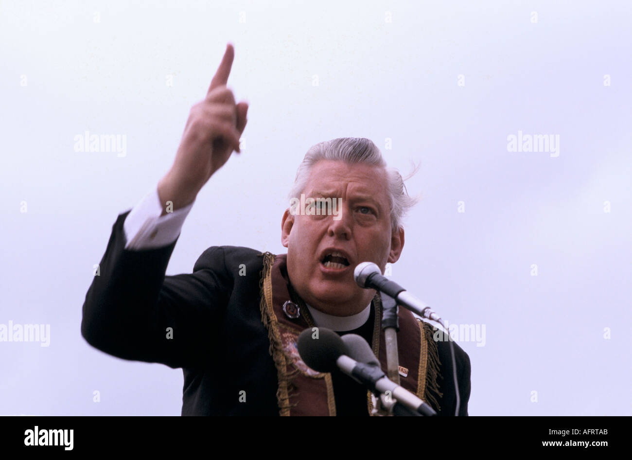 Rev Ian Paisley (1926 – 2014) 1980s Orange Day Parade prononçant un discours, invité d'honneur Ballymoney, Irlande du Nord pendant les troubles 1981. Banque D'Images