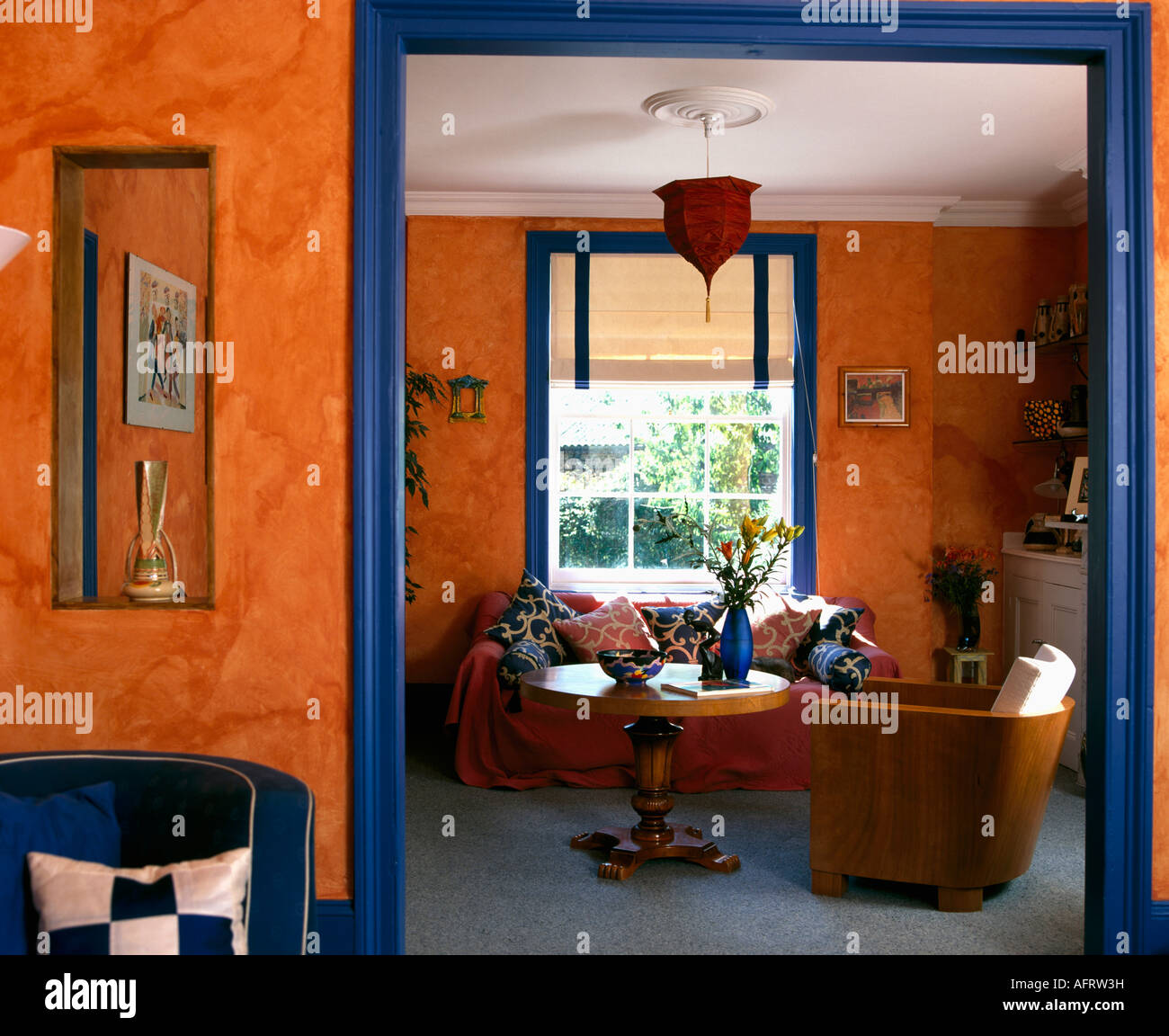 Effet éponge peint sur les murs d'orange salon avec peinture bleu Photo  Stock - Alamy