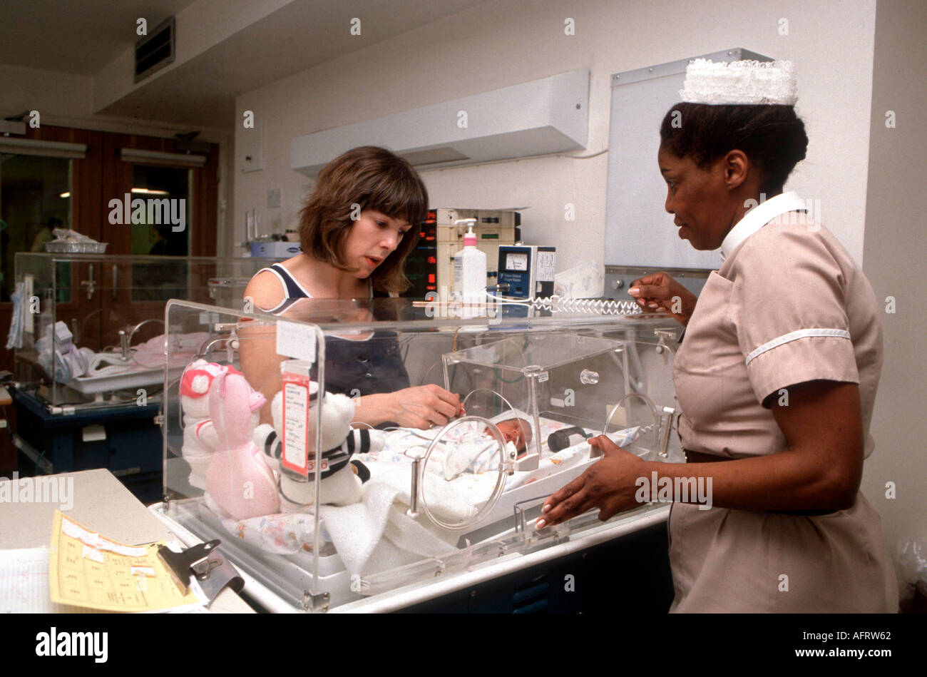 Jeune nouvelle mère avec bébé dans l'incubateur Portland Hospital, un hôpital privé à Londres Angleterre 1990s.1994 HOMER SYKES Banque D'Images