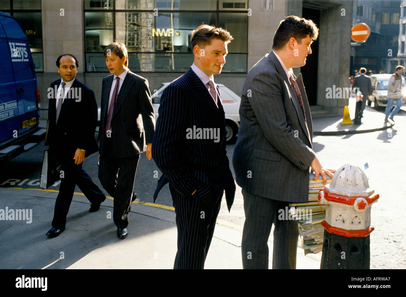 Lloyds de London Insurance Brokers à l'heure du déjeuner. Jeunes hommes d'affaires dans le travail de bureau formel convient 1992 City of London 1990s UK HOMER SYKES Banque D'Images