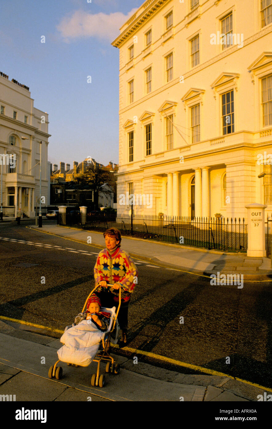 Belgrave Square, Belgravia, Londres mère poussant l'enfant dans un pram. ANNÉES 1990 ROYAUME-UNI HOMER SYKES Banque D'Images