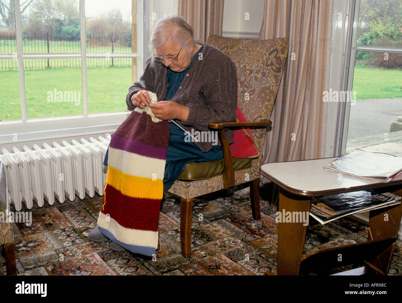Vieille dame tricotant dans la maison de soins résidentiels privés Hampshire Angleterre années 1990 Royaume-Uni HOMER SYKES Banque D'Images