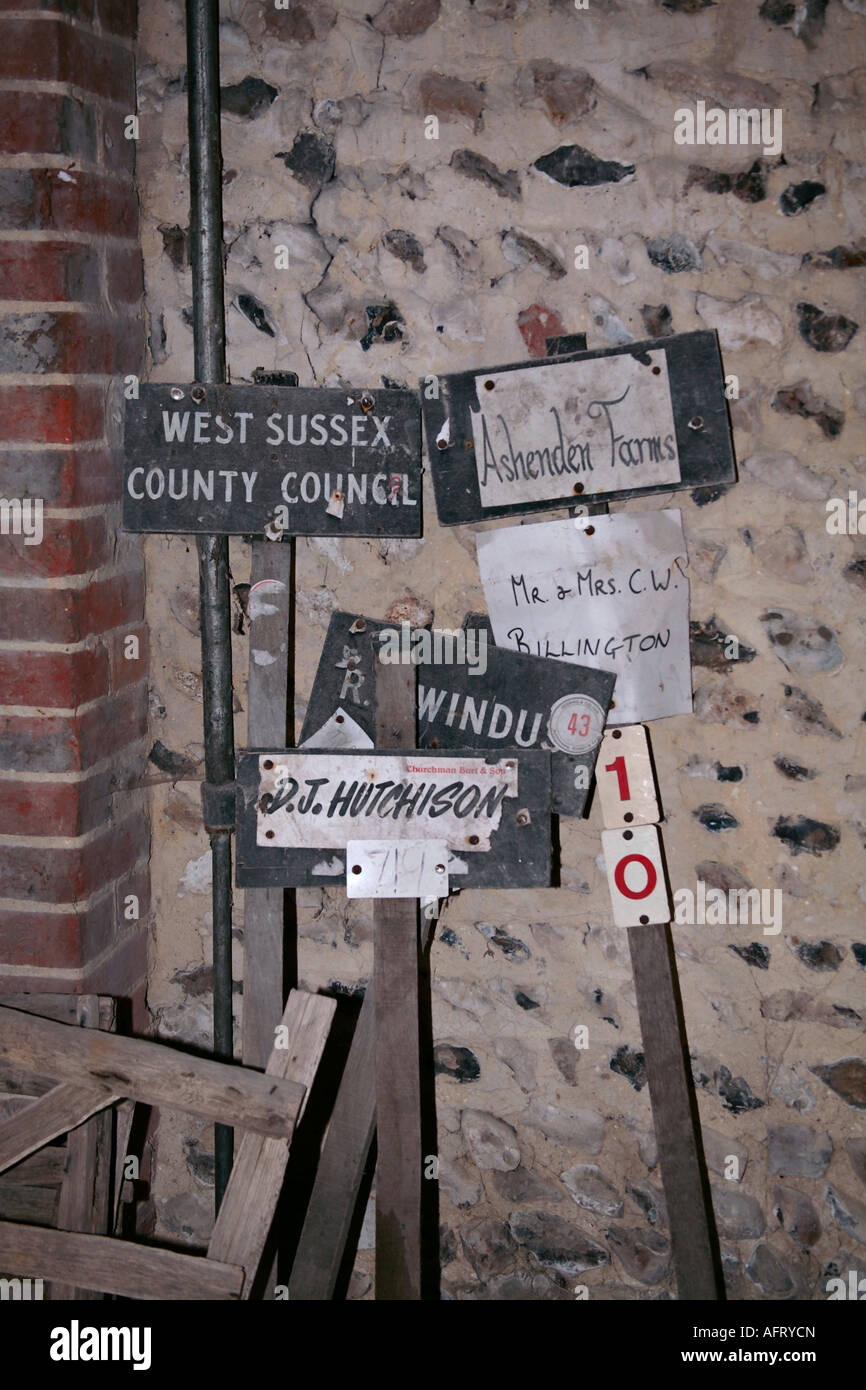 De vieux panneaux se sont posés contre le mur à l'intérieur de la maison de Wattle à Nepcote, Findon, West Sussex Banque D'Images