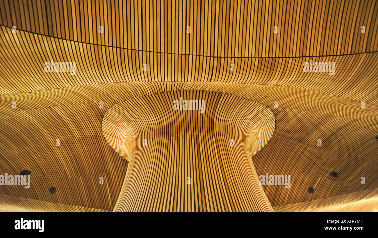 Plafond de cèdre et de lanterne dans l'Assemblée nationale du Pays de Galles building Banque D'Images