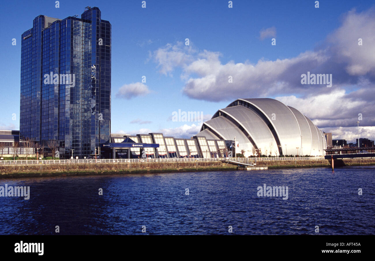 Scottish Exhibition Centre de conférence et l'hôtel Crowne Plaza Hotel à partir de l'autre côté de la Clyde River Banque D'Images