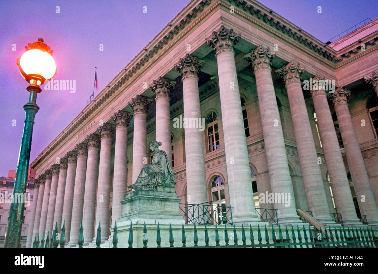 Paris France, Vieux Bâtiment français 'Paris Bourse' colonnes 'illuminé' à la façade de nuit 'lampadaires' marché boursier Banque D'Images