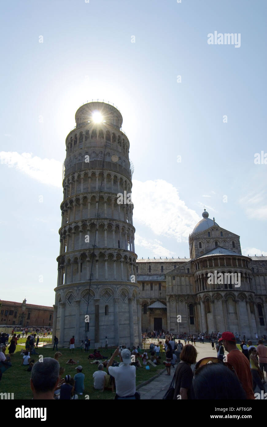 Tour de Pise Italie silhouetté contre le soleil Banque D'Images