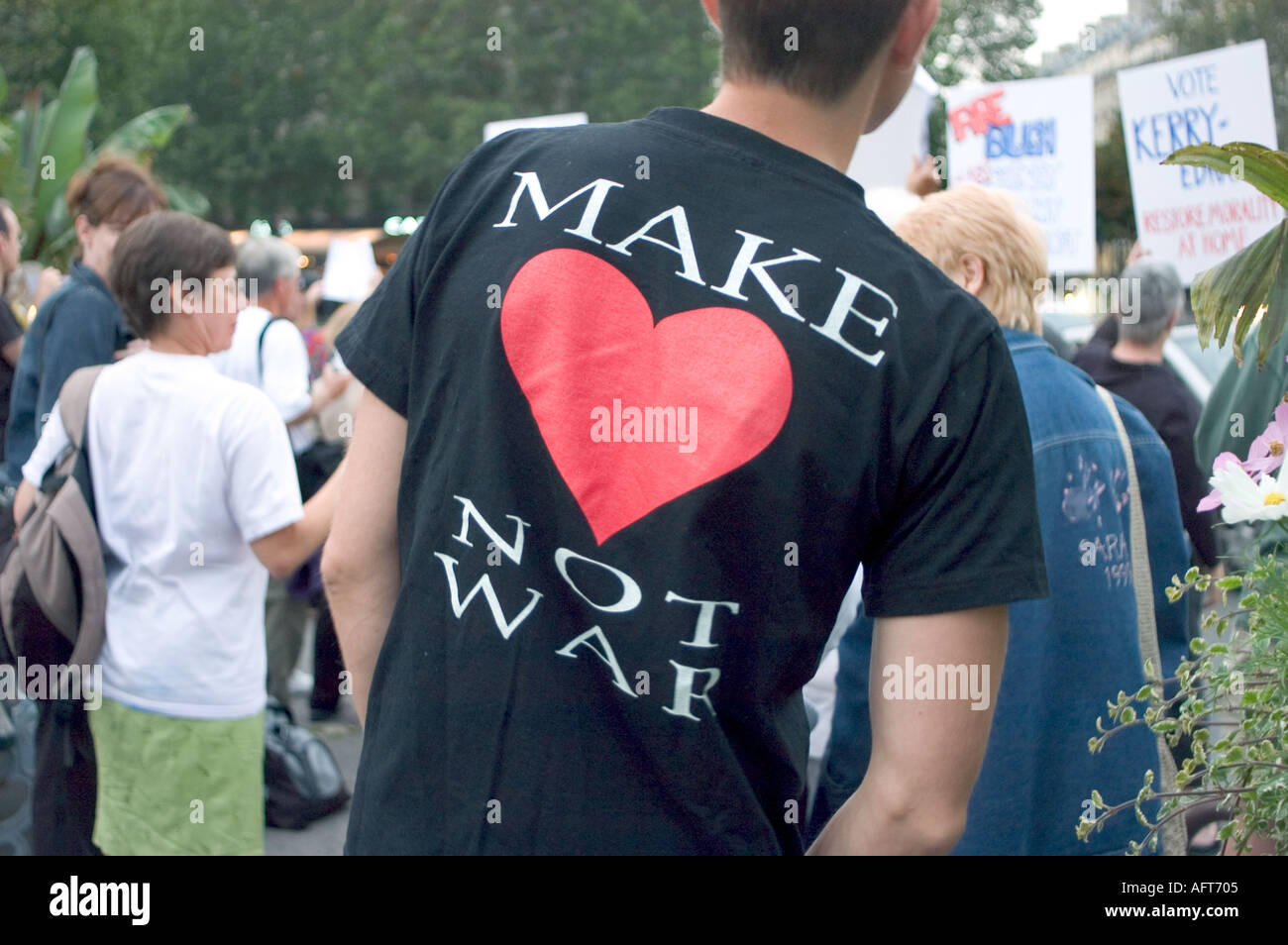 Paris FRANCE Teens in anti War Demonstration, anciens patriotes américains à Paris , slogan T-shirt 'Make Love Not War' Protest Banque D'Images