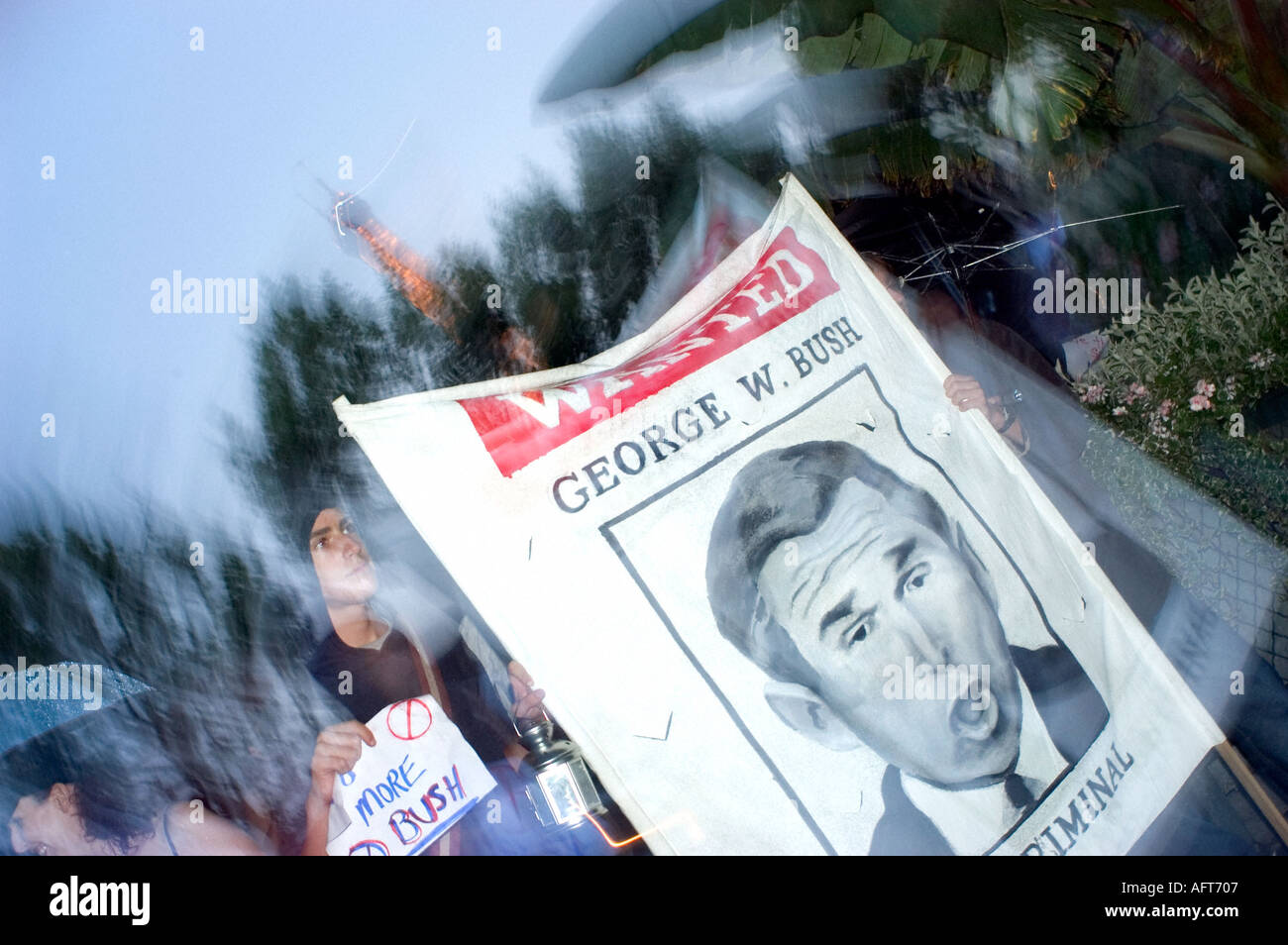 Paris France, les adolescents Holding Sign in 'Anti Bush' Démonstration par American Ex patriotes à Paris Connexion indique 'Wanted : George Bush' Banque D'Images