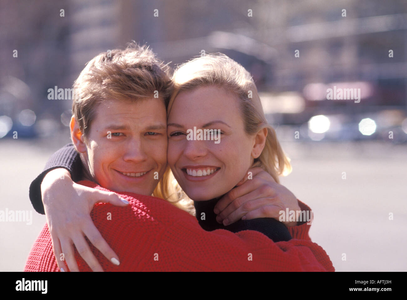 Young couple embracing, smiling, portrait Banque D'Images